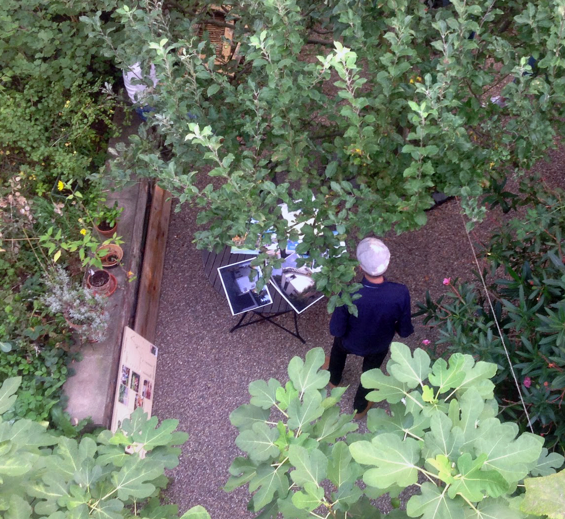 Ein Mensch in einem urbanen Garten