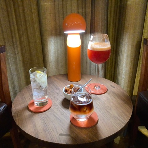 Ein Foto mit Drinks und Snacks